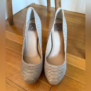 Pour La Victoire Irina II High Heel Platform Pumps Tan Textured Leather Size 9.5